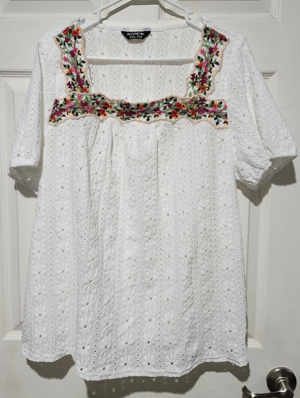 BloomChic White Eyelet Tunic with Multicolor Floral Embroidery Size 14/16